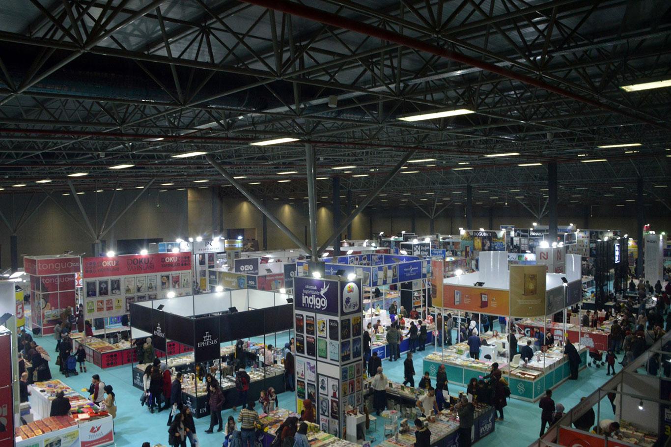 Van Kitap Fuarı'nda hafta sonu yoğunluğu Van Kitap Fuarı'nda hafta sonu yoğunluğu